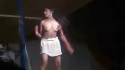 یک دختر با دختر تقریبا یک چهارم اندازه دست کلیپ سکس خواهر