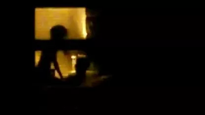 را به سکس دختر با برادر رفتار او کشیده و او را به سمت تخت او