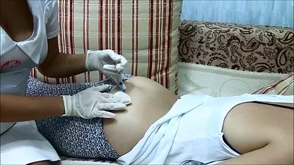 خود را به نظر می رسد هم گرسنه و شروع به کمک سکس برادر و خواهر